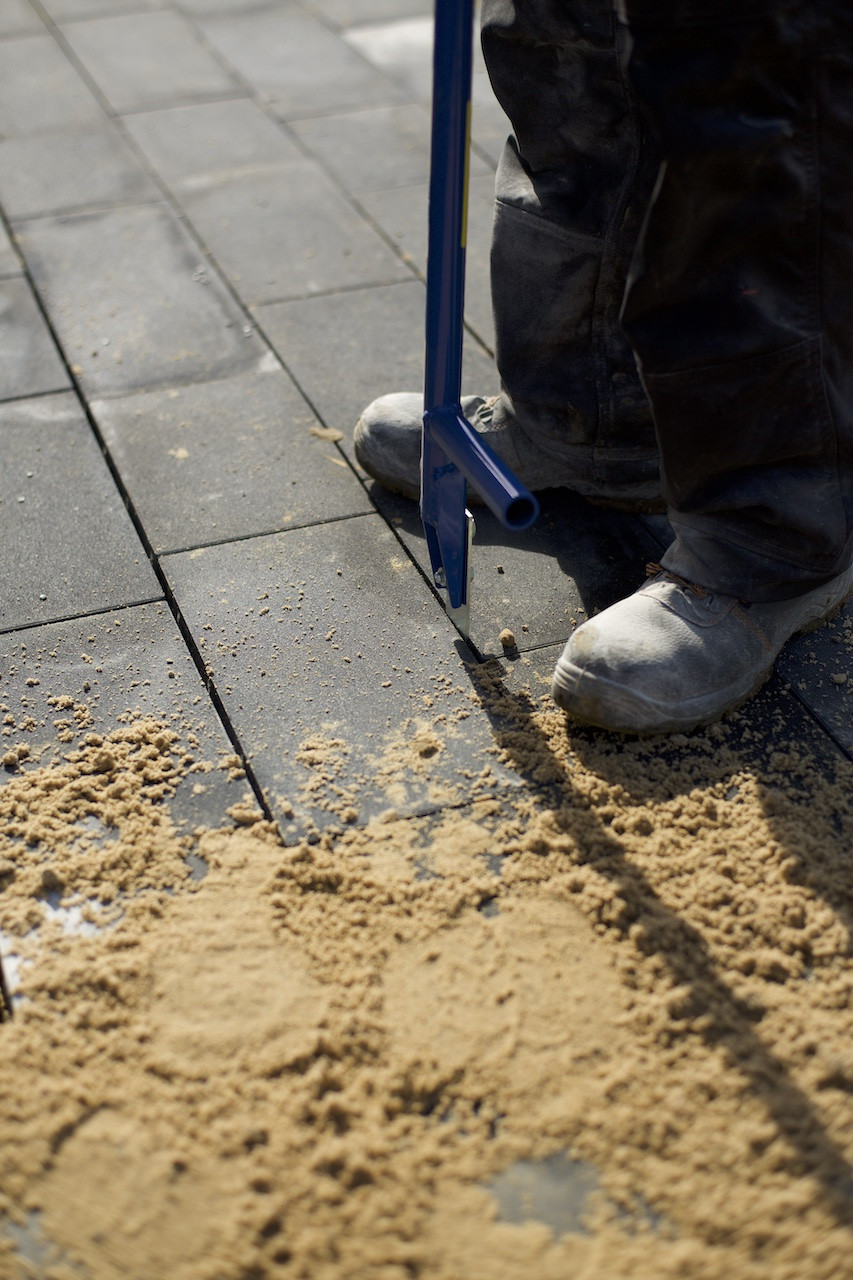 Piasek polimerowy DR+ Next Gel używany jest coraz częściej do spoinowania płyt. 