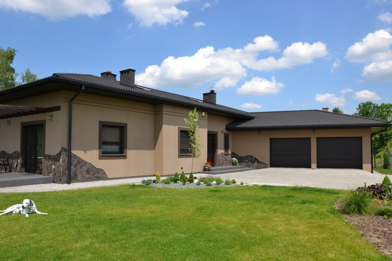 Dach w kształcie dwóch kopert pokryto dachówką blaszaną z posypką mineralną