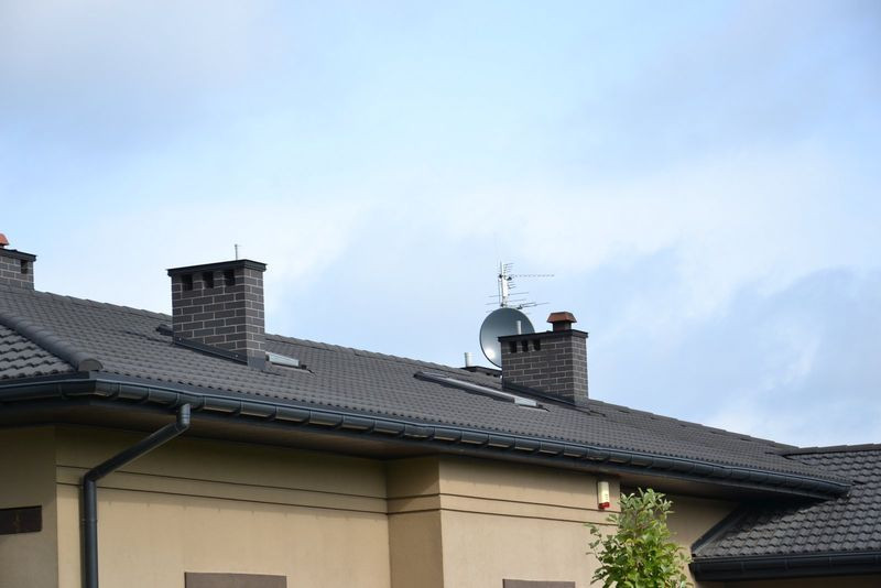 Na dachu o nachyleniu 36 stopni znajdują się 4 kominy i 5 okien połaciowych