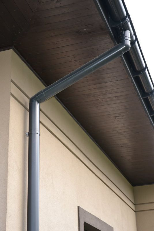 Podbitka pod długim okapem z drewna modrzewiowego, zabarwionego na brązowo