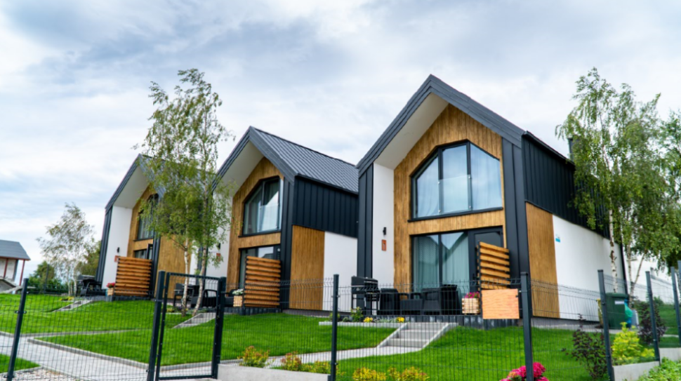 Rynna kwadratowa Flamingo iQ świetnie komponuje się z domami w typie nowoczesnej stodoły