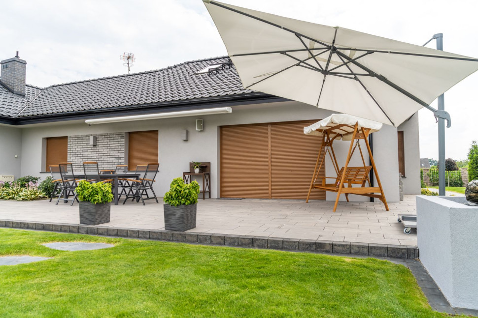 Rolety zewnętrzne gwarantują ochronę przed hałasem i nadmiarem słońca, utrzymują komfortową temperaturę w domu, pozwalają zachować poczucie intymności i bezpieczeństwa