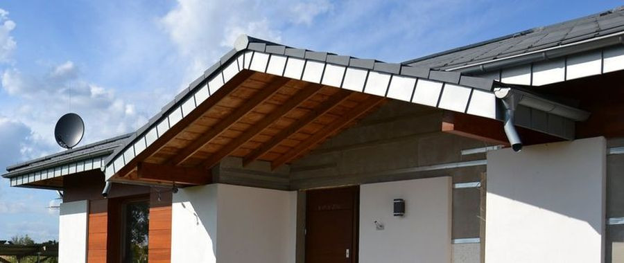 Obróbkę blacharską i orynnowanie wykonano z blachy cynkowo-tytanowej