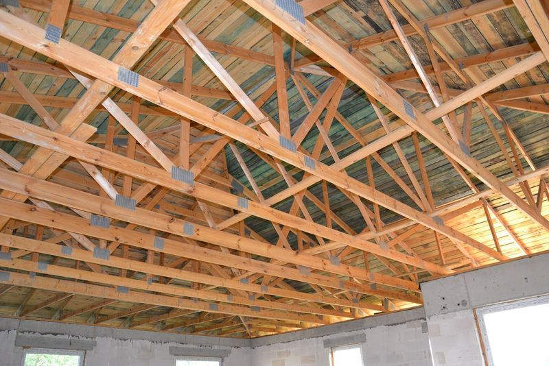 Wiązary kratowe dachu wykonano z kantówki sosnowej