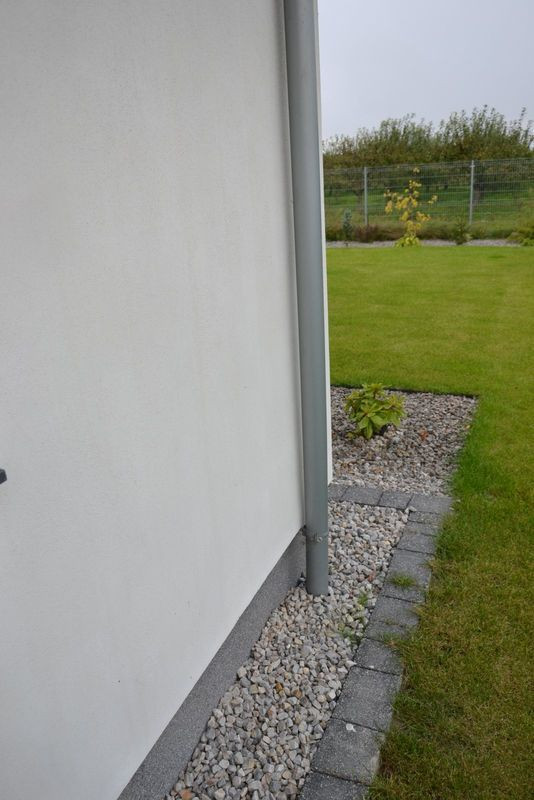 Rury spustowe odprowadzają wodę przez rury perforowane, do studni chłonnych