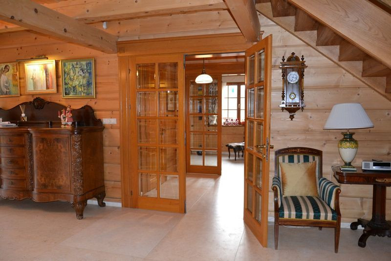 Parter dekorują dwie pary dwuskrzydłowych drzwi z drewna mahoniowego i z kryształowymi szybami