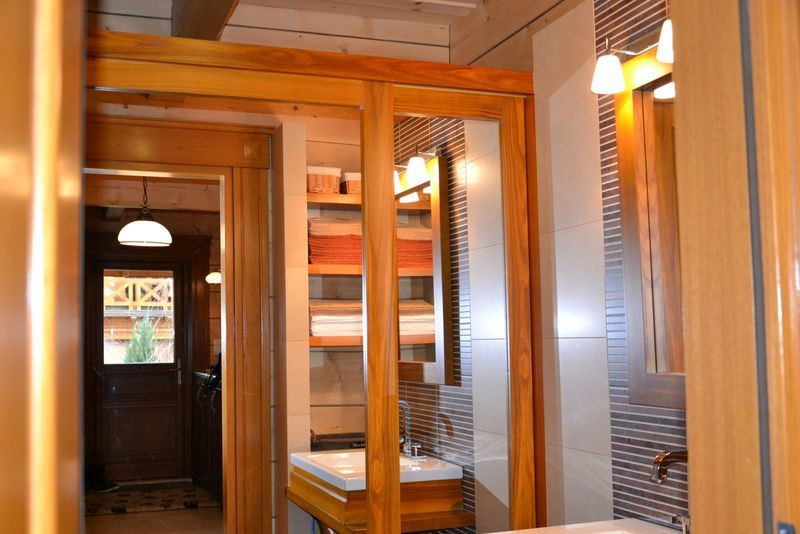 Przesuwne drzwi z lustrami oddzielają przestrzeń techniczną od łazienki