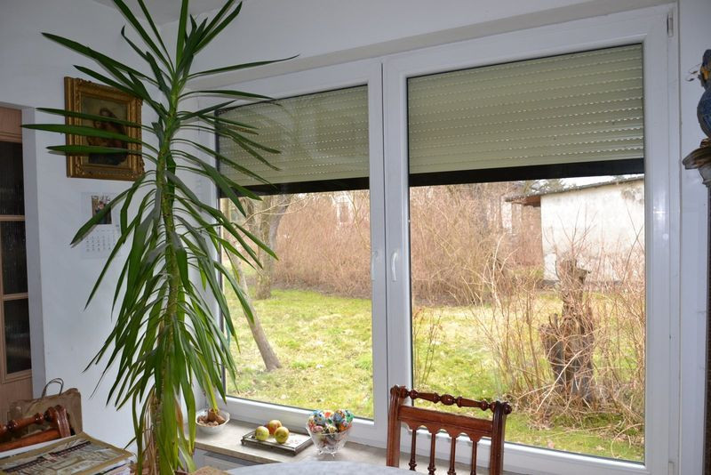 Największa roleta chroni wschodnie okno w jadalni