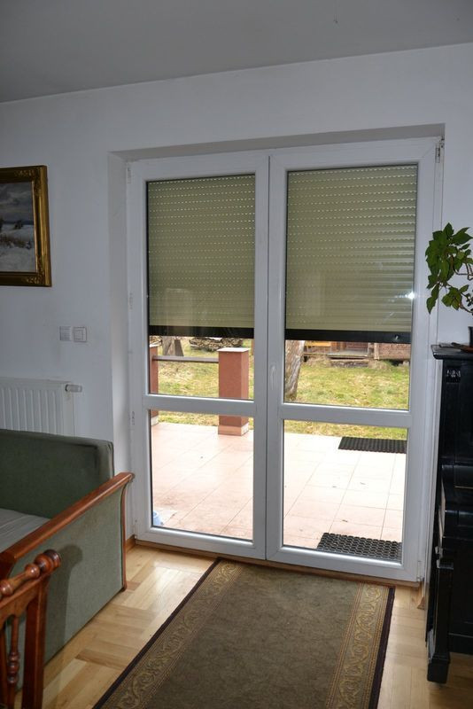 Wyjście tarasowe oraz okno w jadalni mają rolety sterowane elektrycznie