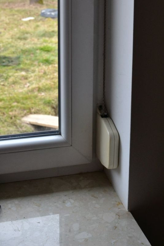 Pozostałe rolety obsługują ręczne zwijacze uchylne z linką