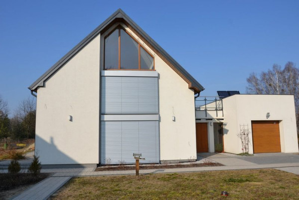 Ustawione w pionie lamele w żaluzjach fasadowych całkowicie osłaniają przed słońcem