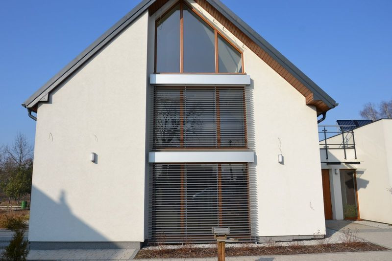 Poziomo ustawione lamele wpuszczają do wnętrz światło