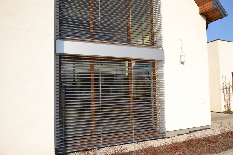 Żaluzje pracują na prowadnicach linkowych