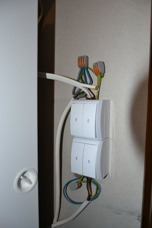 Tymczasowe włączniki sterujące w pomieszczeniu technicznym Marcin zmieni na automatyczne sterowanie w salonie