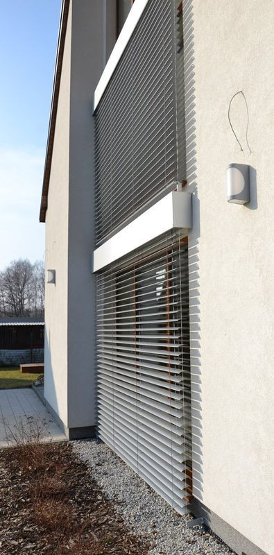 Załom muru chroni żaluzje przed zachodnimi wiatrami