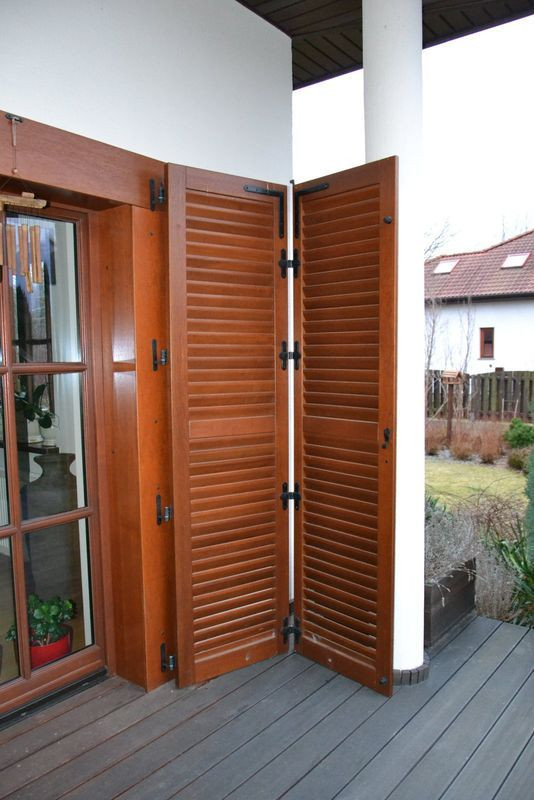 Jedno z wyjść tarasowych ma łamaną okiennicę