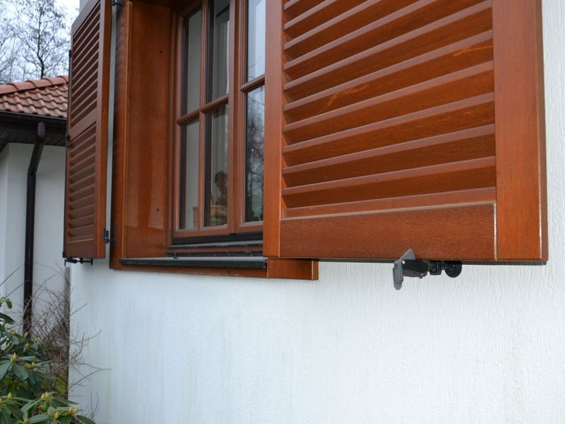 Blokady przeciwwiatrowe umocowano na ścianie