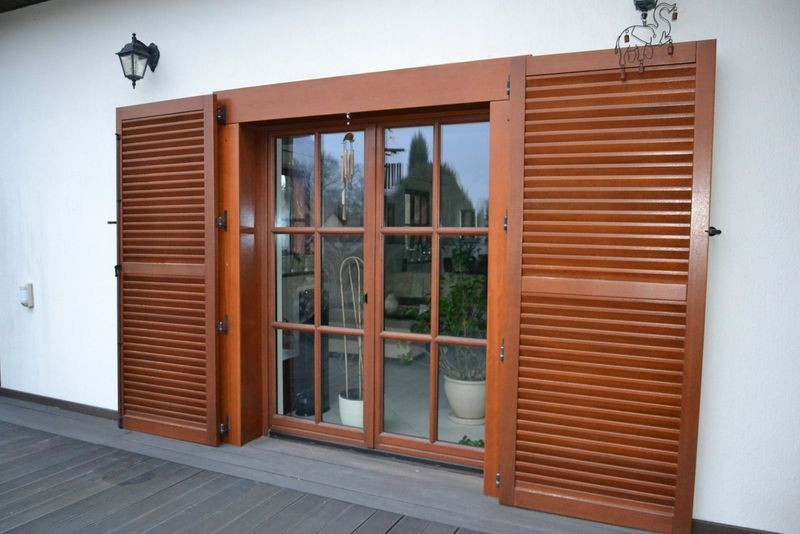 Okiennice z drewna meranti