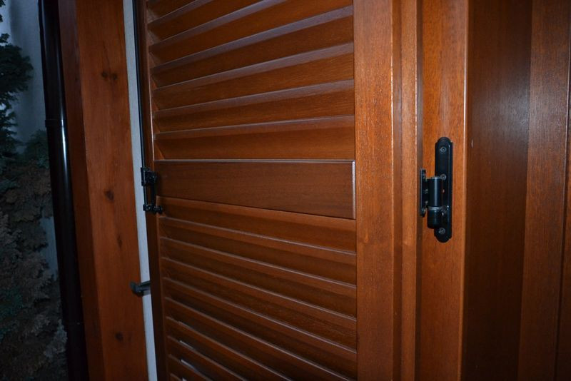 Okiennice z drewna meranti