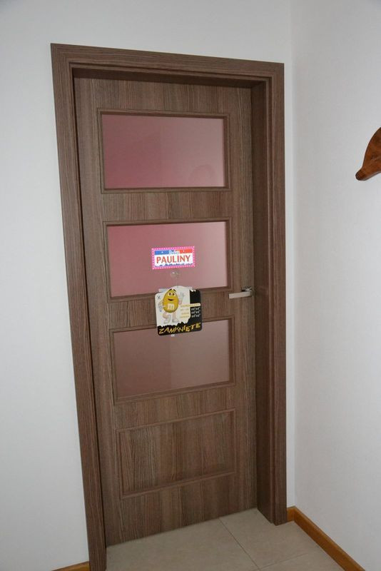 Tylko drzwi do pokojów dzieci wyposażono w matowe szyby