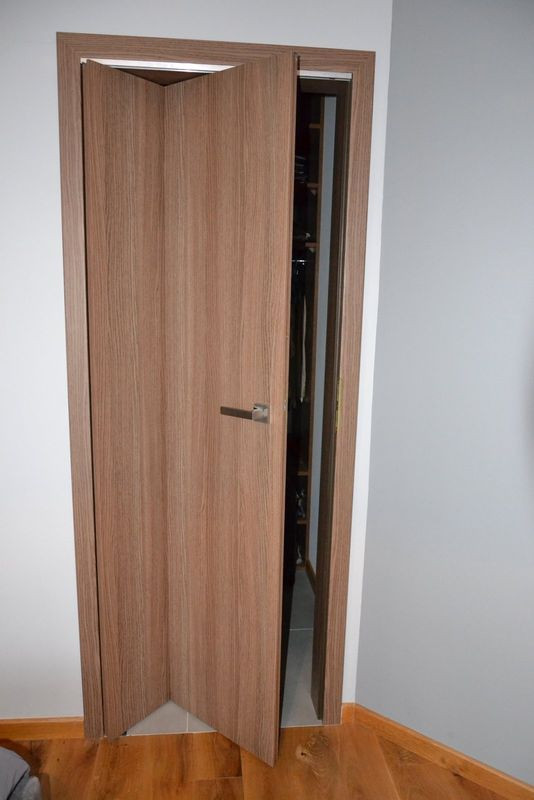 Pełne, trzyczęściowe drzwi do garderoby