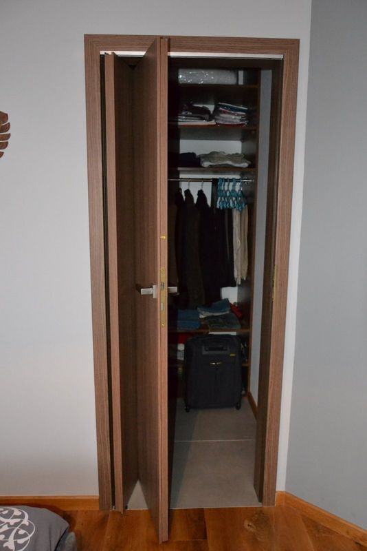 Pełne, trzyczęściowe drzwi do garderoby są głośne podczas pracy, ale zajmują mało miejsca