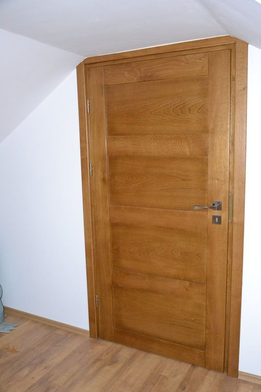 Solidne drzwi z drewna dębowego wykonał stolarz, którego właściciele poznali dopiero na końcu budowy