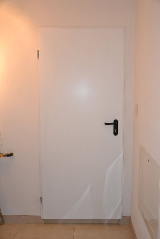 Izolowane termicznie drzwi między kotłownią a garażem