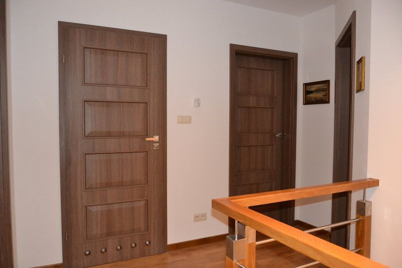 Drzwi są odporne na uderzenia i cicho pracują