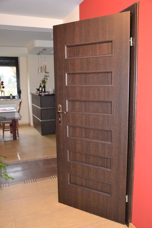 Pełne drzwi wykonano z płyty drewnopochodnej i drewnopodobnego laminatu