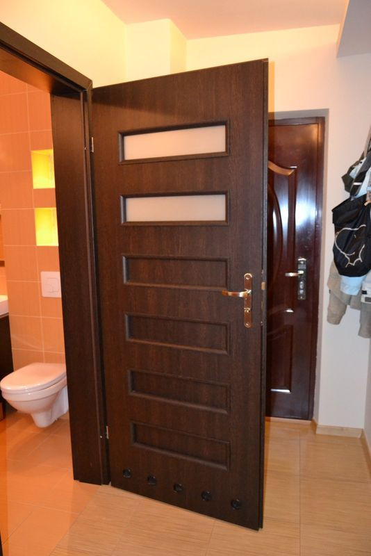 Drzwi do łazienek i pralni, oprócz dwóch szyb, zaopatrzono w otwory wentylacyjne