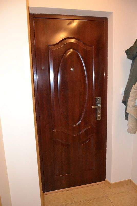 Stalowe drzwi przeciwpożarowe między garażem i resztą domu mają wewnątrz kratę z aluminium