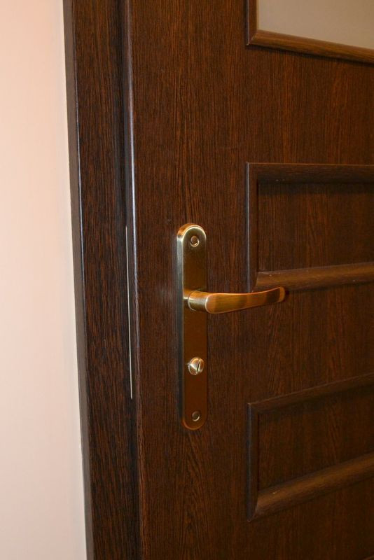 Aluminiowe klamki są wszędzie jednakowe