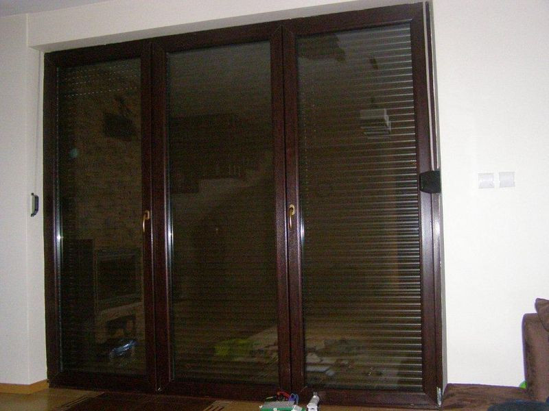 Dwie rolety obsługują 2 zwijacze uchylne. Tu zwijacze są najmniej skuteczne