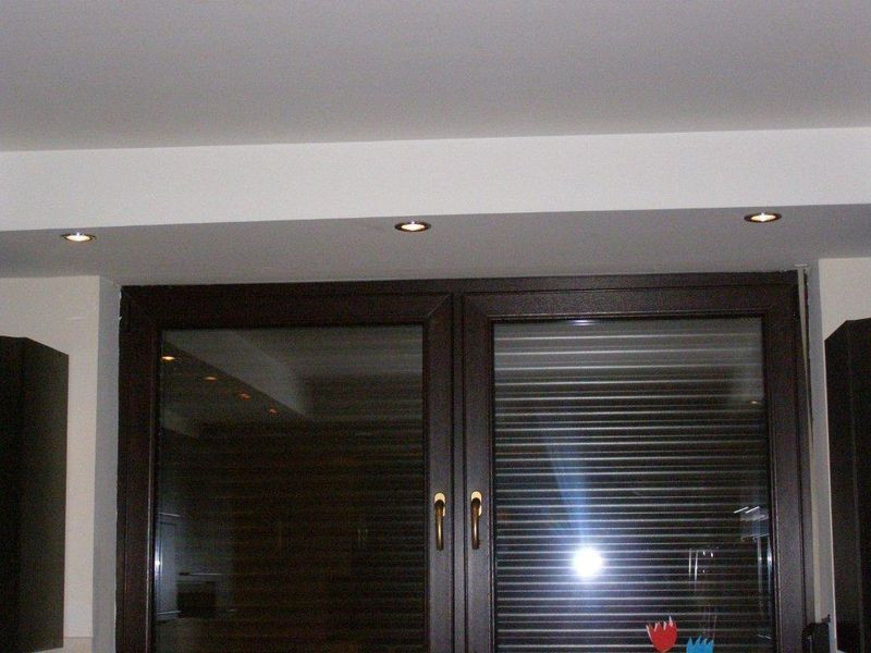 Skrzynkę i klapę rewizyjną zakryto obniżonym sufitem z płyt g-k