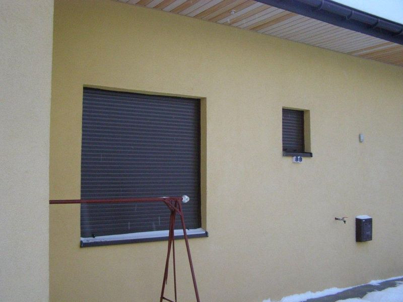 Skrzynki i duże fragmenty prowadnic zakrywa warstwa styropianu i tynku