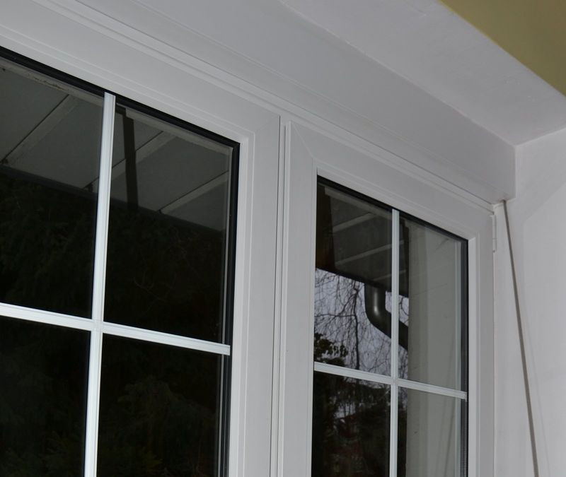 Biała skrzynka z PVC jest widoczna od strony wnętrz. Zlewa się z oknami z białych profili PVC