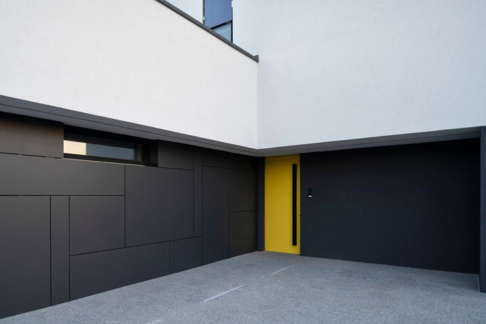 Harmonijna fasada wymaga doboru bramy, okien i drzwi w jednym stylu