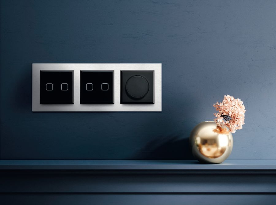 Ramka ze szczotkowanego aluminium i szklane czarne łączniki dotykowe