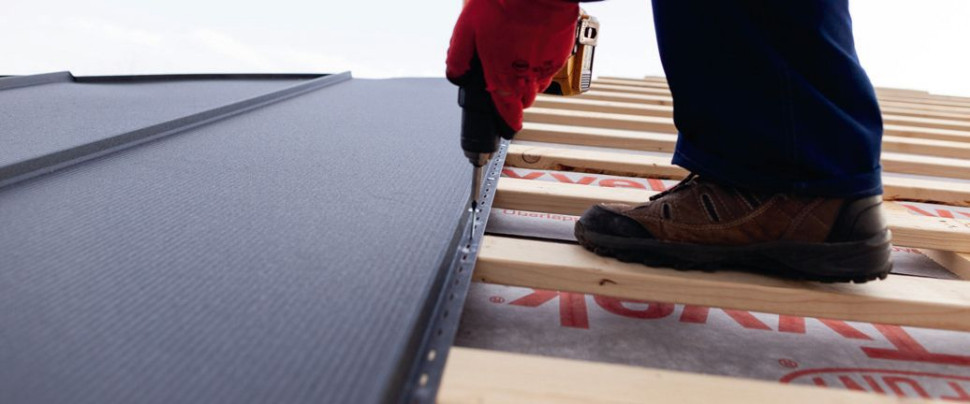 Mocowanie pokrycia z blachy do podkładu za pomocą wkrętów