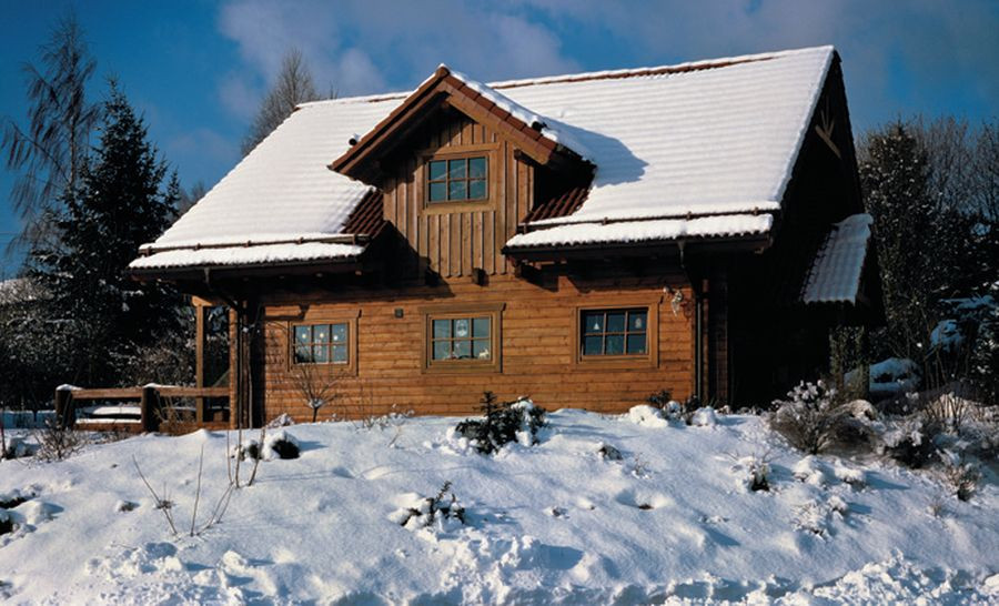 Płotki przeciwśnieżne montuje się po to, aby zalegający na dachu śnieg nie zsuwał się gwałtownie z połaci