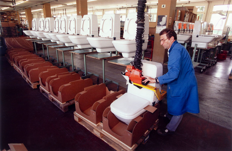 Montaż toalet myjących marki Geberit, rok 1999.