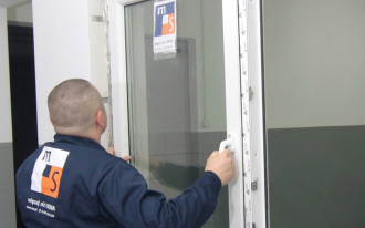 Jak fachowo przeprowadzić warstwowy montaż okien?