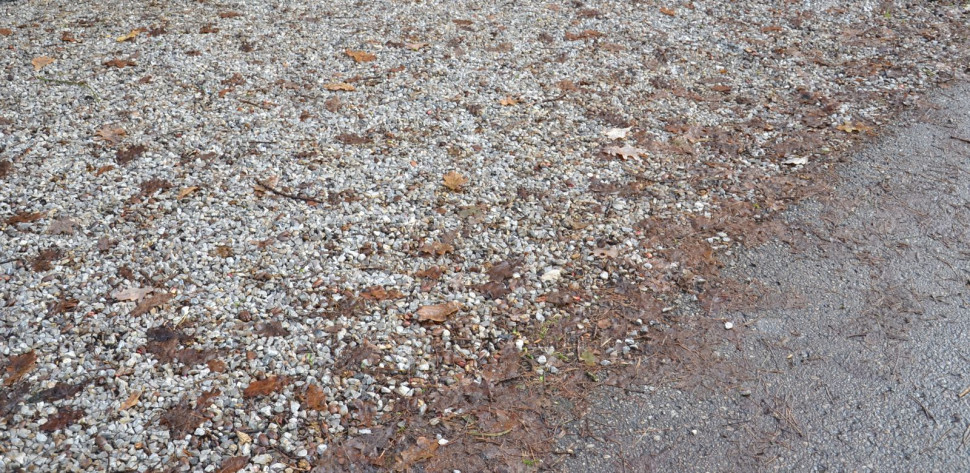 Nawierzchnię zrównano z asfaltem na drodze, wyprofilowano spadek na boki (do rowu)