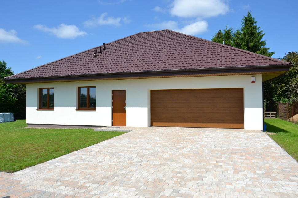 Kostkę z betonu dobrano kolorystycznie do wykończenia budynku