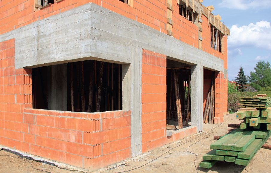 W przypadku finansowania budowy, banki na ogół przelewają pieniądze z kredytu etapami