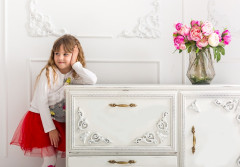 Twój salon w nowym świetle: Jak jasne ściany i designerskie szafki tworzą stylowe wnętrza?