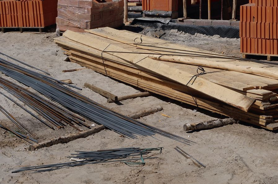 Materiały budowlane: drewno i stal