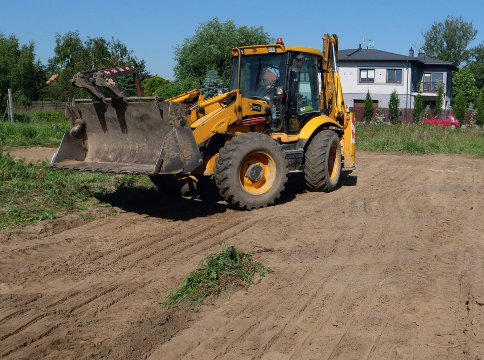 Wyrównywanie gruntu pod budowę domu
