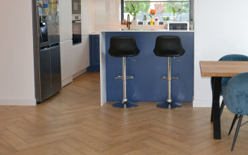 Płytki gresowe imitujące deski - ich jakość nie jest najwyższa, pojawiły się ubytki